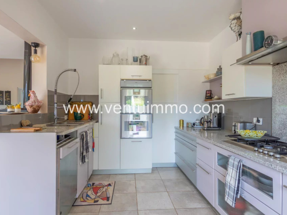 Cuisine moderne d'une maison dans une propriété viticole à La Garde-Freinet.