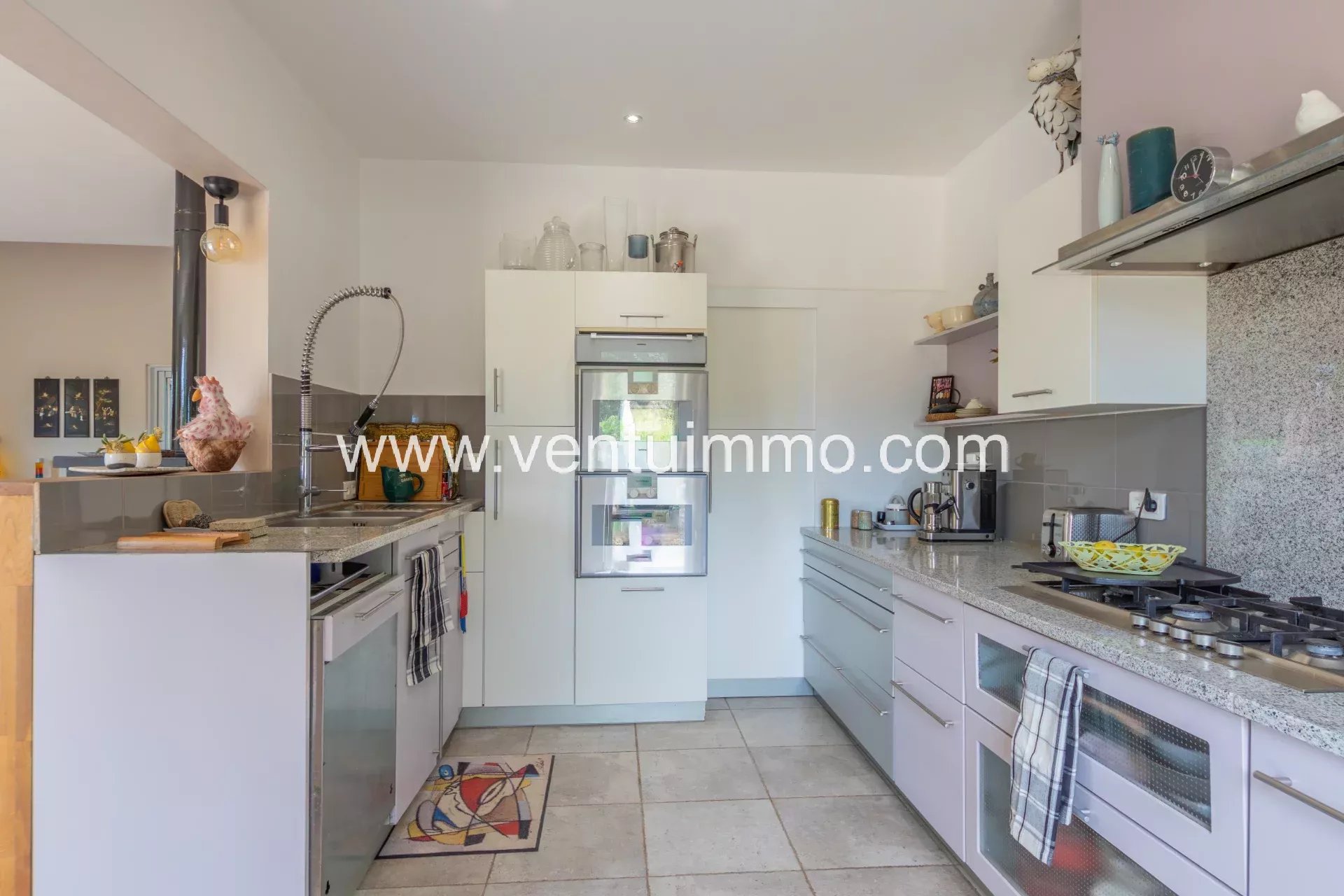 Cuisine moderne d'une maison dans une propriété viticole à La Garde-Freinet.