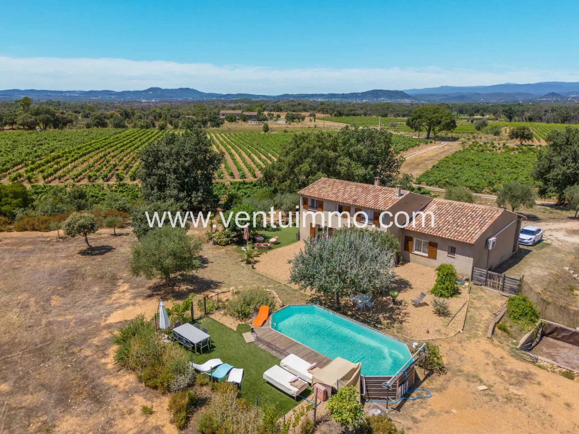 Propriété viticole avec maison et piscine à La Garde-Freinet, entourée de vignes.