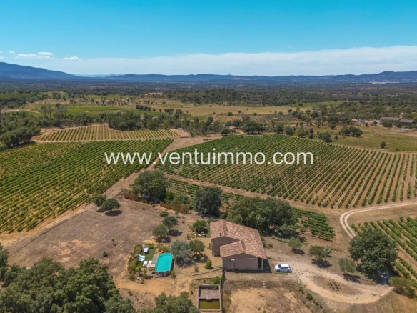 Vue aérienne d'une propriété viticole à La Garde-Freinet avec vignes et maison.