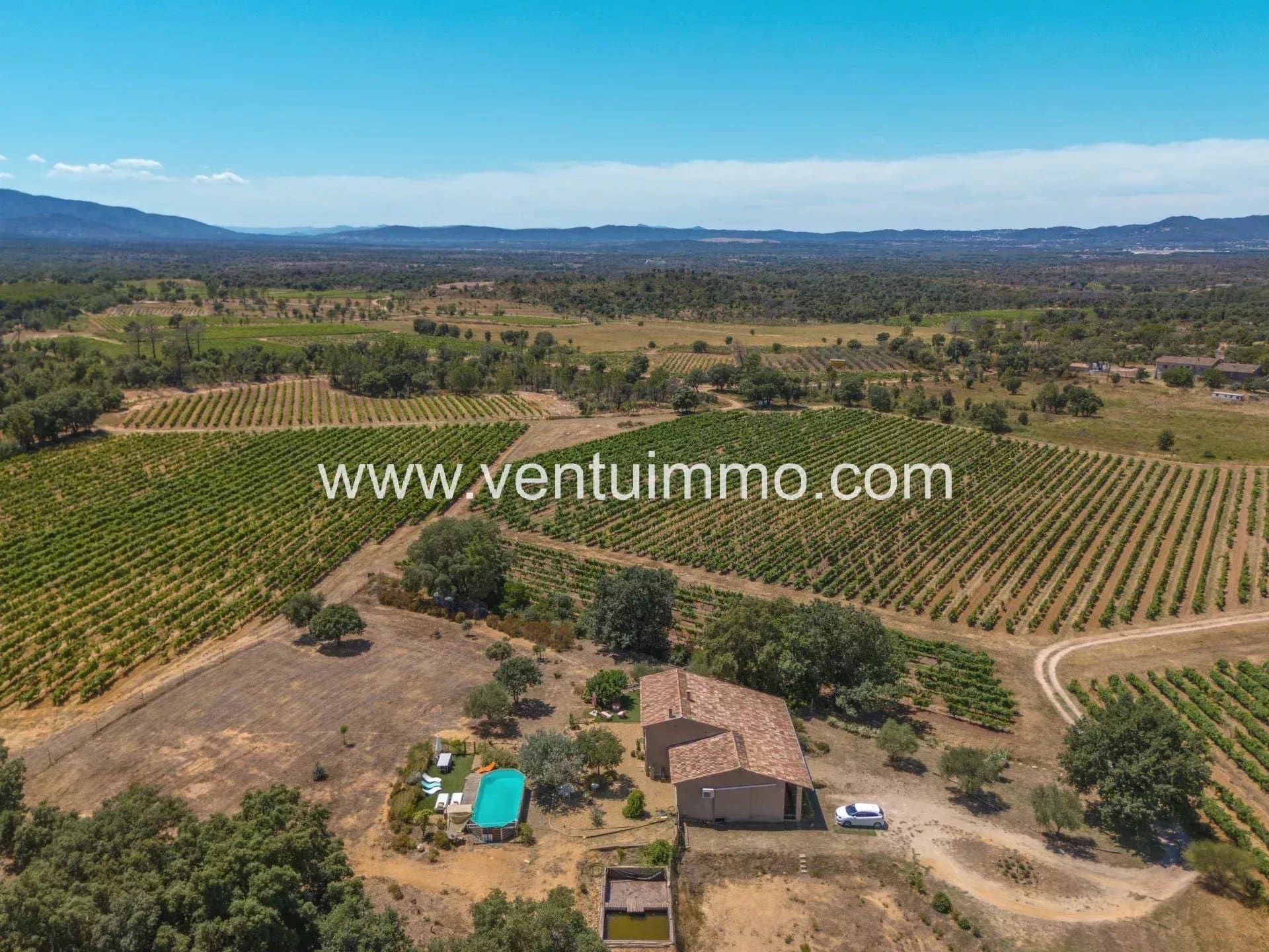 Vue aérienne d'une propriété viticole à La Garde-Freinet avec vignes et maison.