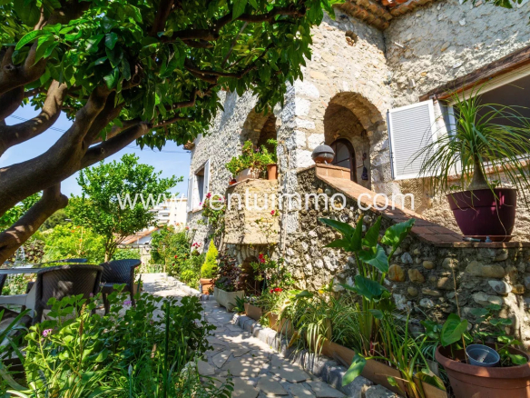 Property with three independent spaces surrounded by greenery in Cagnes-sur-Mer.