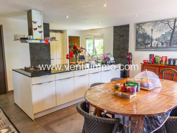 Cuisine moderne avec table à manger dans une propriété à Cagnes-sur-Mer.