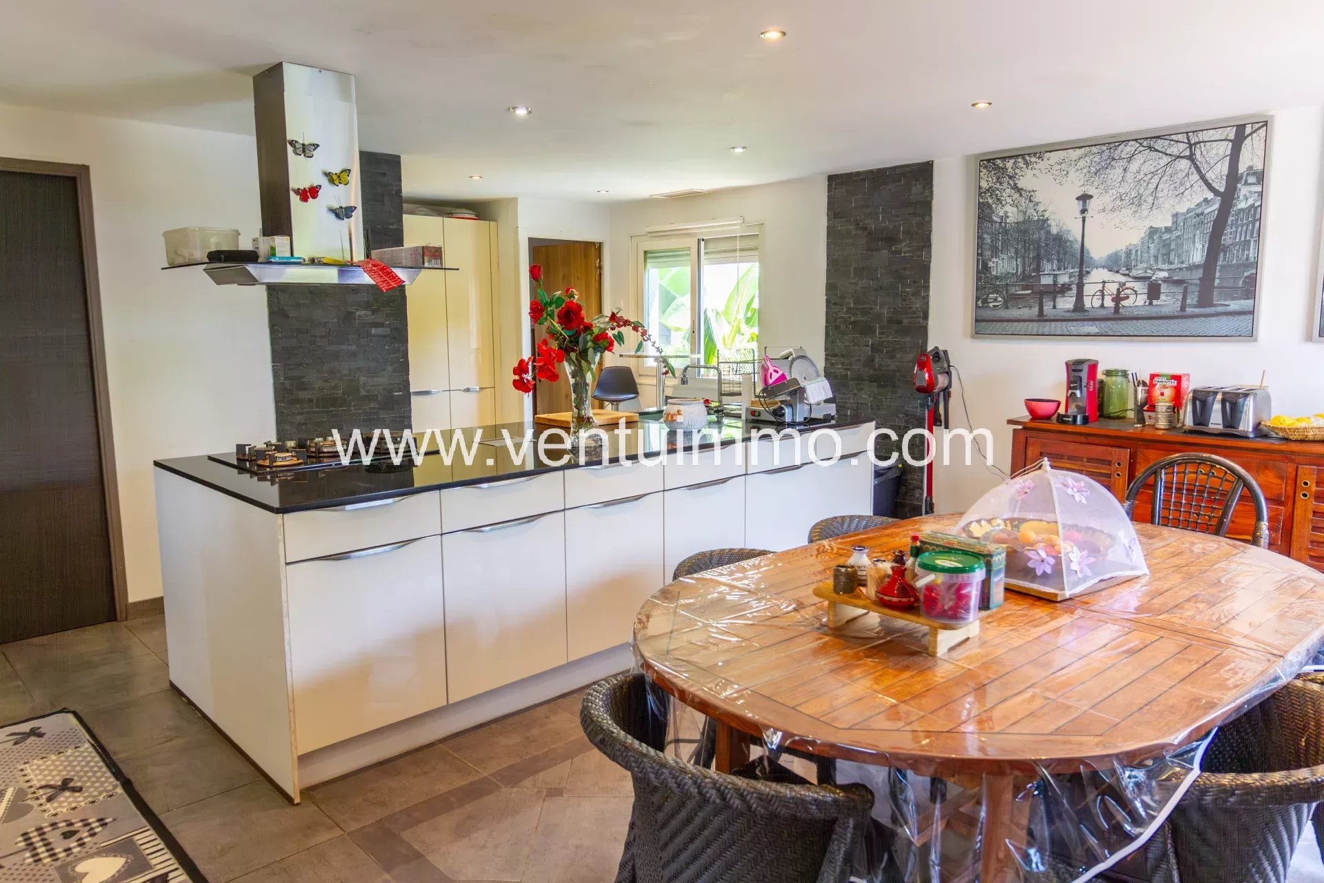 Cuisine d’une propriété à Cagnes-sur-Mer Cuisine moderne avec table à manger dans une propriété à Cagnes-sur-Mer.