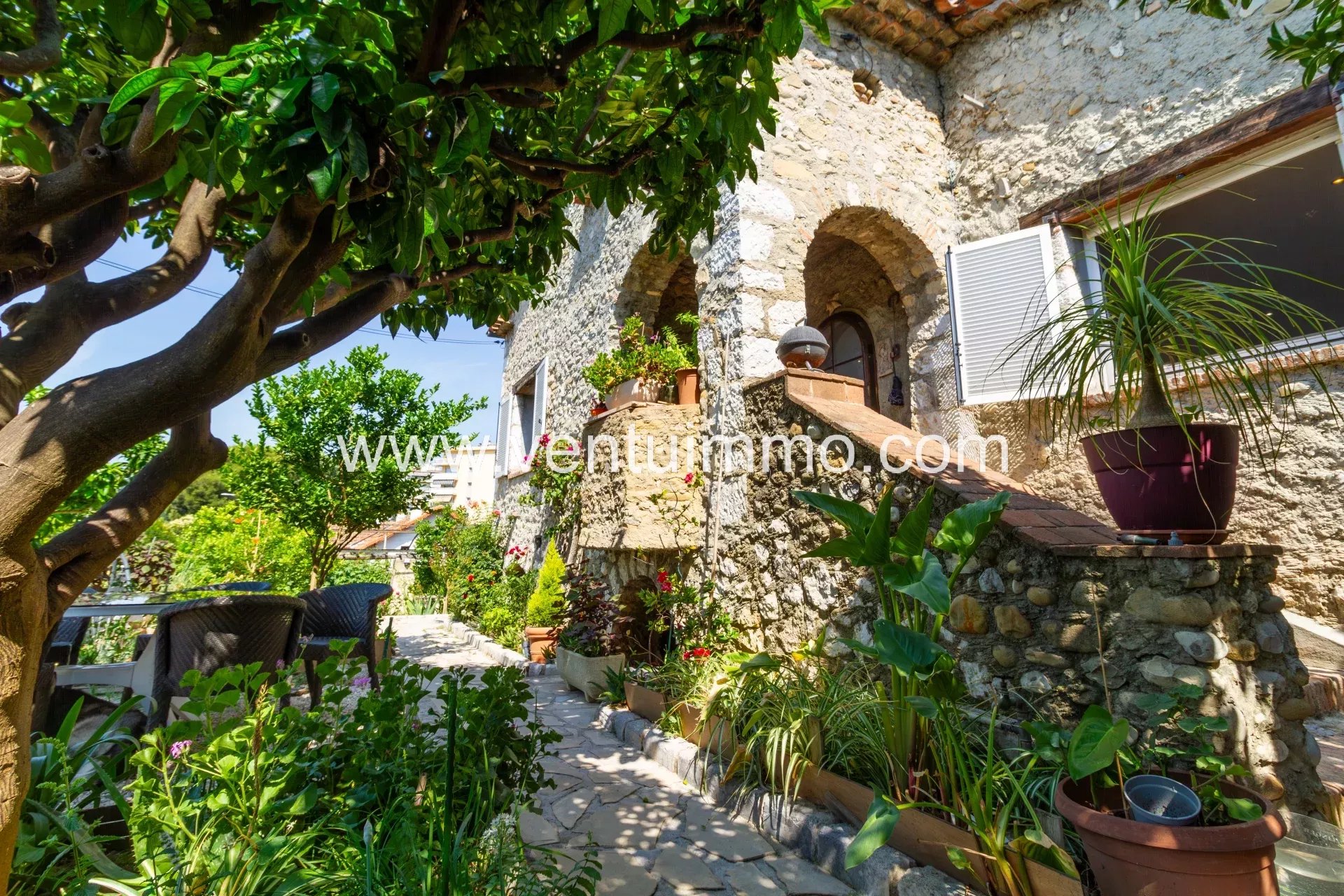 Propriété unique à Cagnes-sur-Mer Propriété avec trois logements indépendants entourée de verdure à Cagnes-sur-Mer.