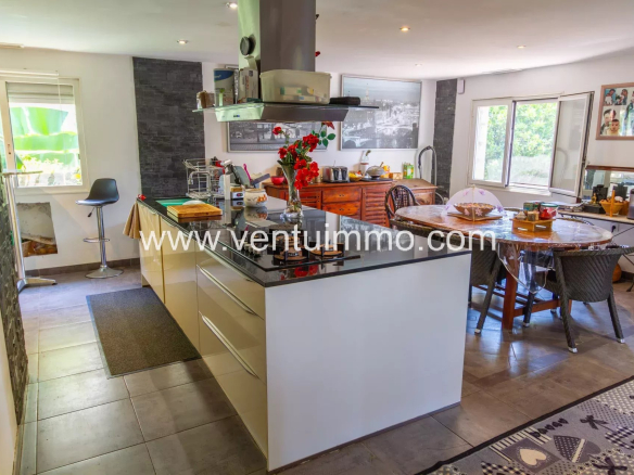 Cuisine moderne et spacieuse avec salle à manger intégrée dans une propriété à Cagnes-sur-Mer.
