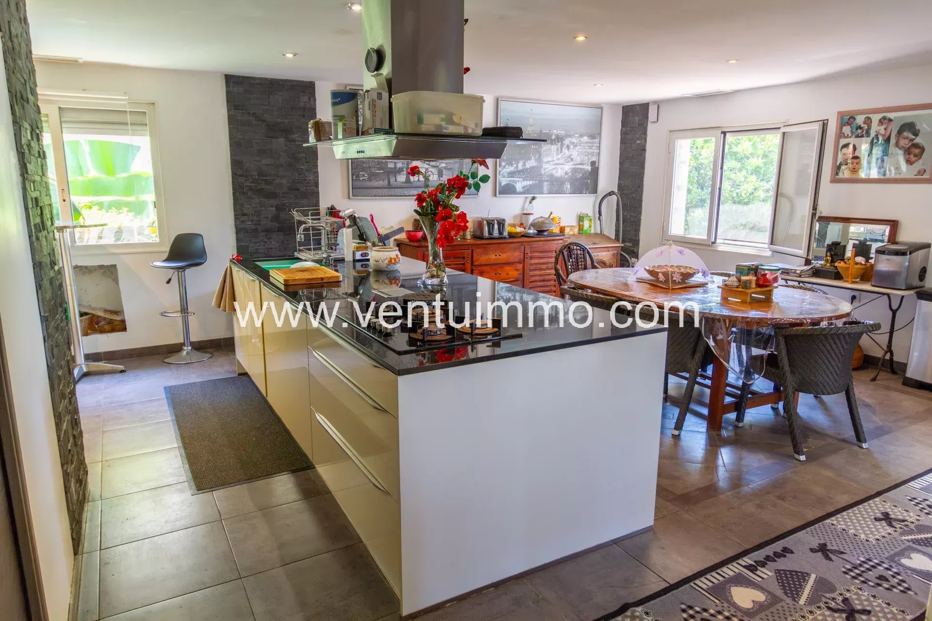 Cuisine et salle à manger à Cagnes-sur-Mer Cuisine moderne et spacieuse avec salle à manger intégrée dans une propriété à Cagnes-sur-Mer.