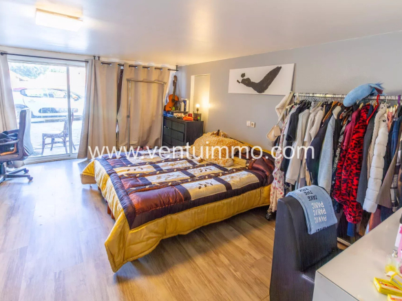 Chambre avec lit et penderie dans une propriété à Cagnes-sur-Mer.