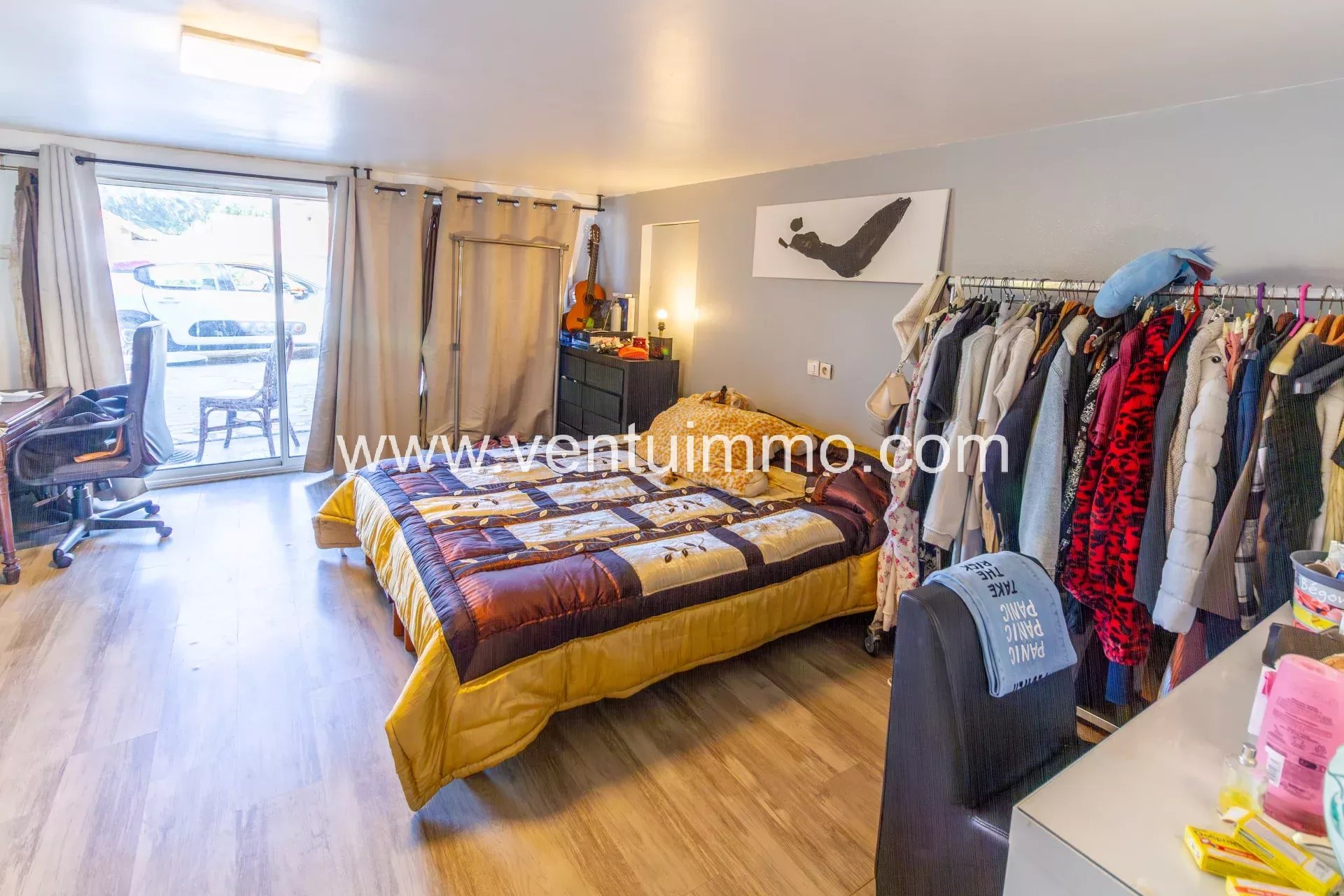 Chambre dans une propriété à Cagnes-sur-Mer Chambre avec lit et penderie dans une propriété à Cagnes-sur-Mer.