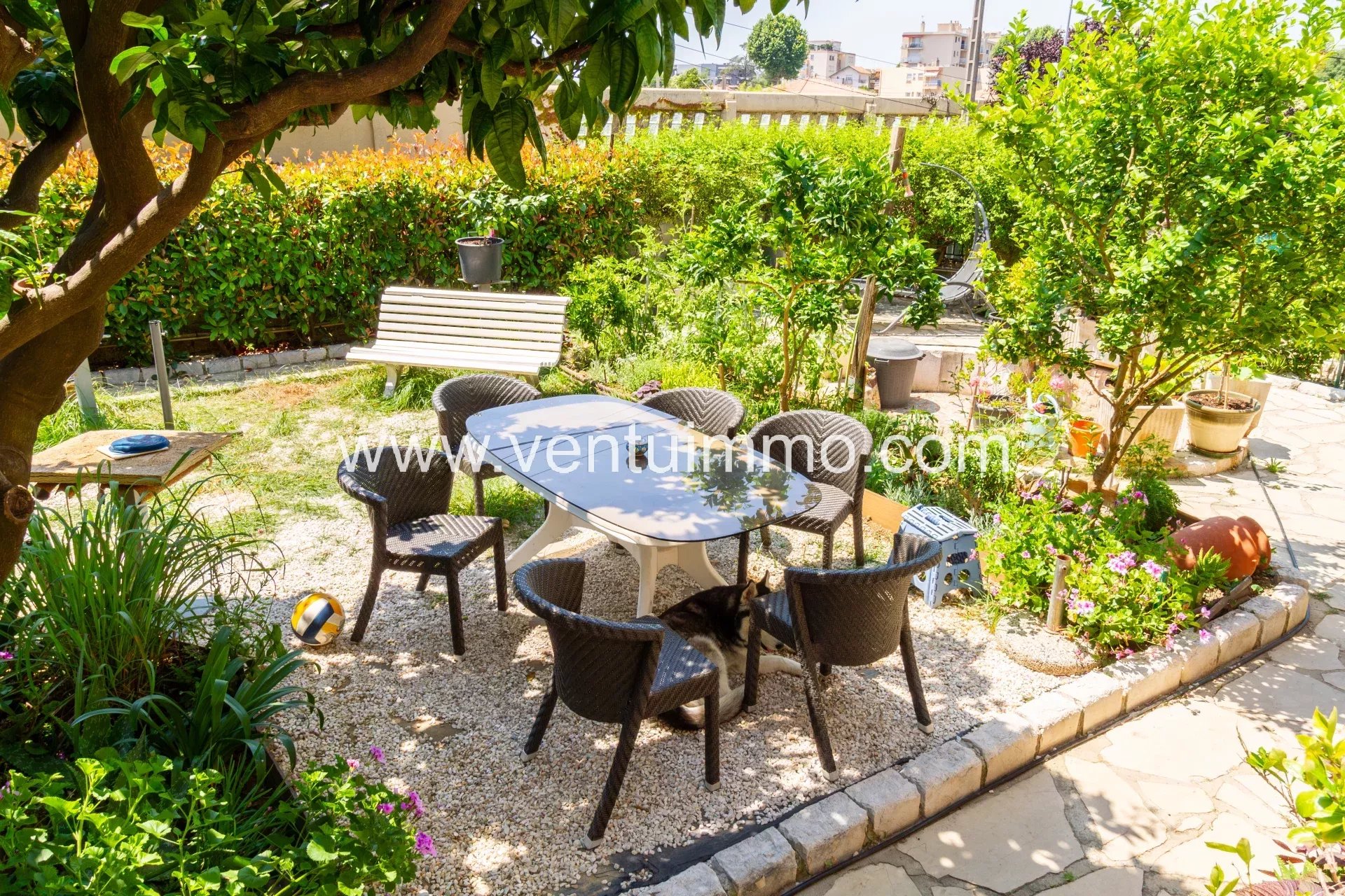 Jardin de la propriété à Cagnes-sur-Mer Jardin avec table et chaises, entouré de verdure à Cagnes-sur-Mer.