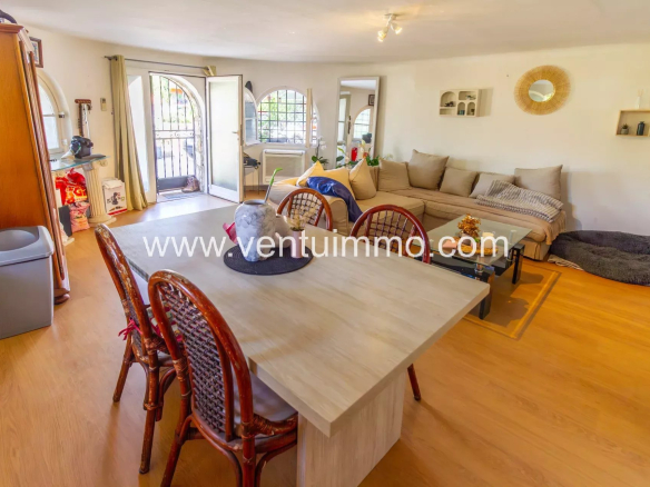 Intérieur d'une propriété familiale avec un salon lumineux et une table à manger à Cagnes-sur-Mer.