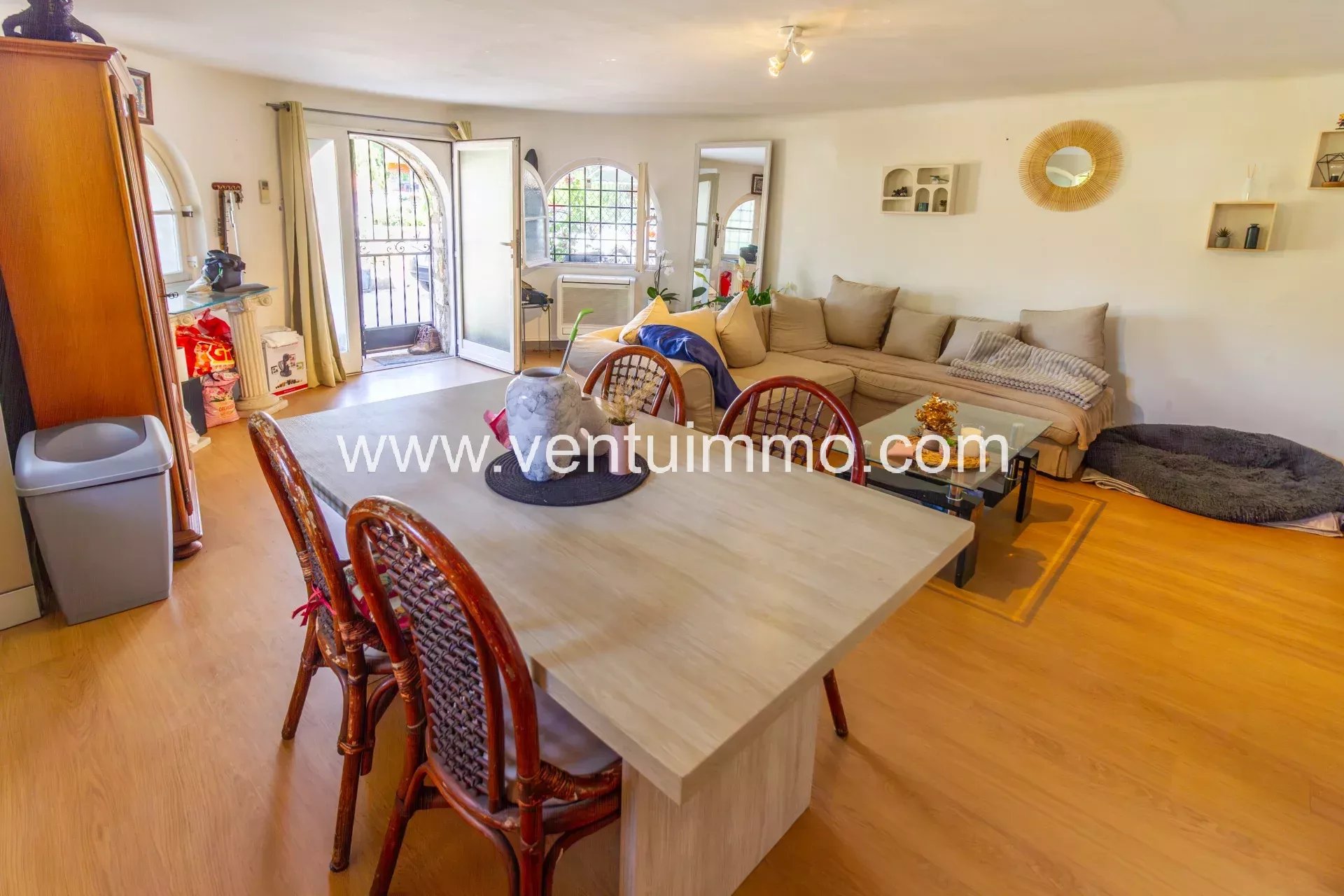 Intérieur d’une propriété à Cagnes-sur-Mer Intérieur d'une propriété familiale avec un salon lumineux et une table à manger à Cagnes-sur-Mer.
