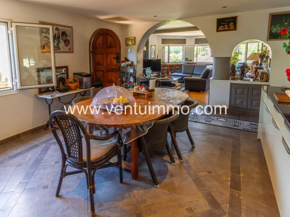Intérieur d'une propriété à Cagnes-sur-Mer avec salle à manger et salon.
