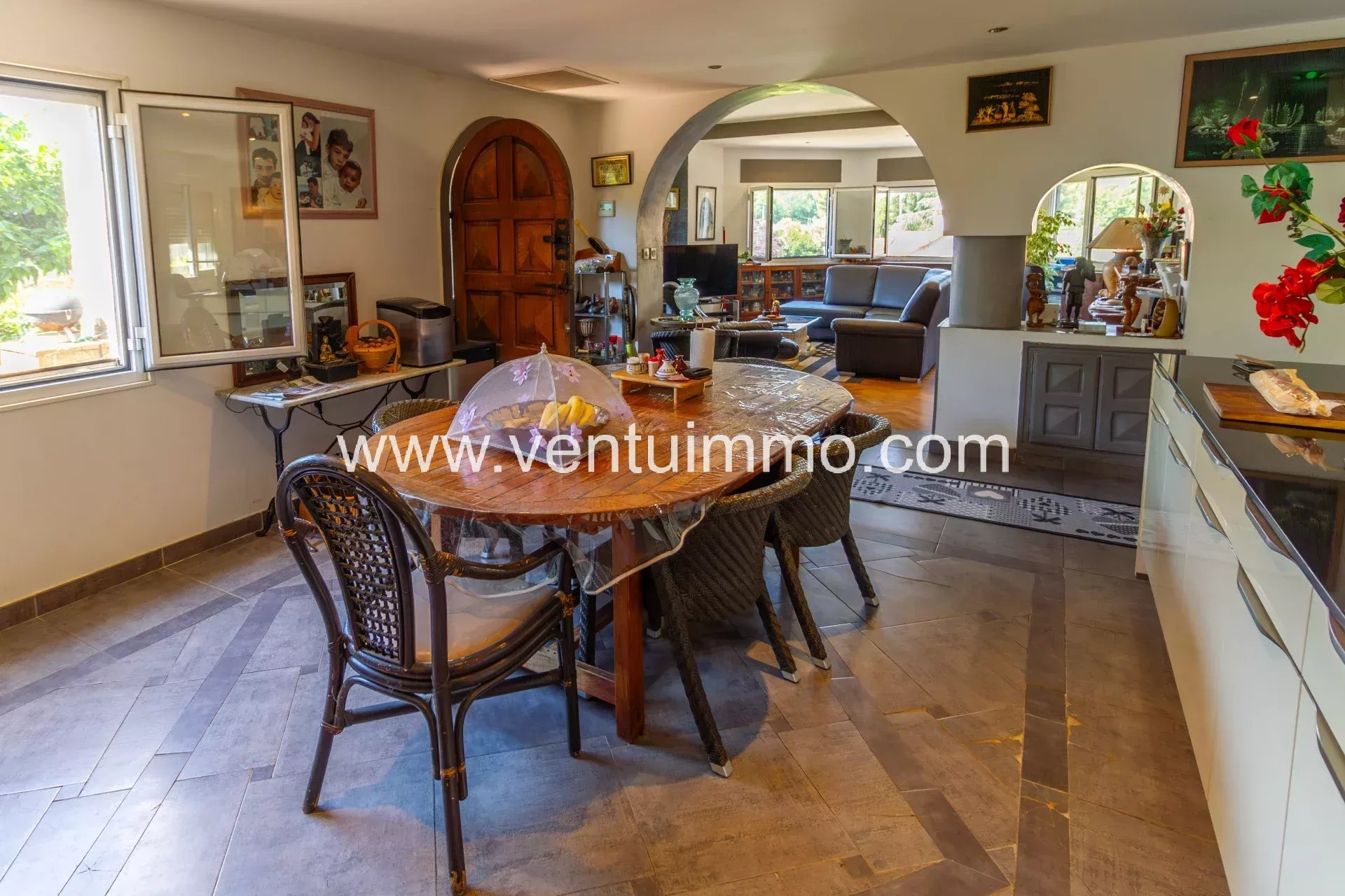 Intérieur d’une propriété à Cagnes-sur-Mer Intérieur d'une propriété à Cagnes-sur-Mer avec salle à manger et salon.