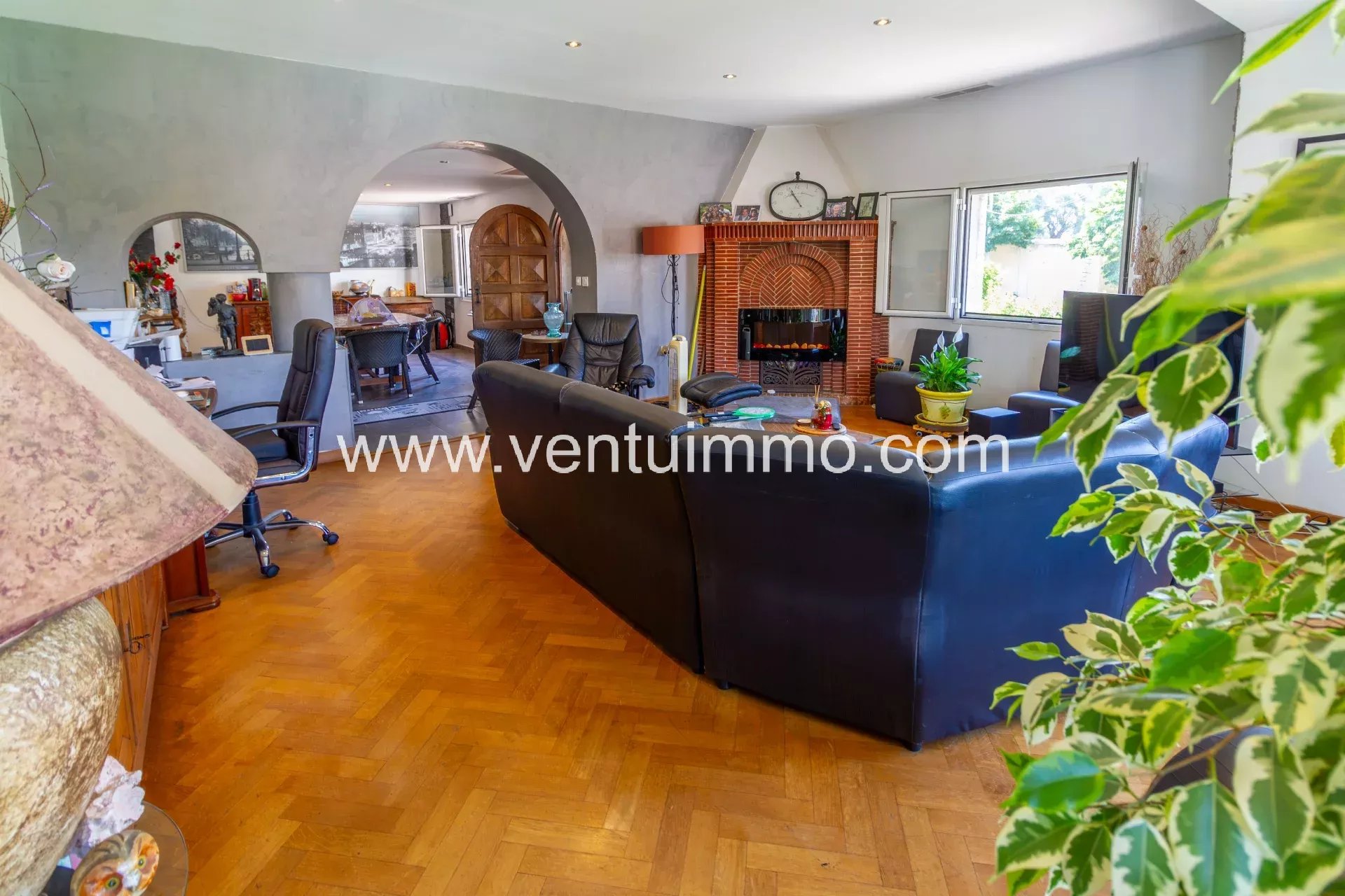 Salon d’une propriété à Cagnes-sur-Mer Intérieur d'une propriété familiale à Cagnes-sur-Mer avec un salon spacieux et des fauteuils.