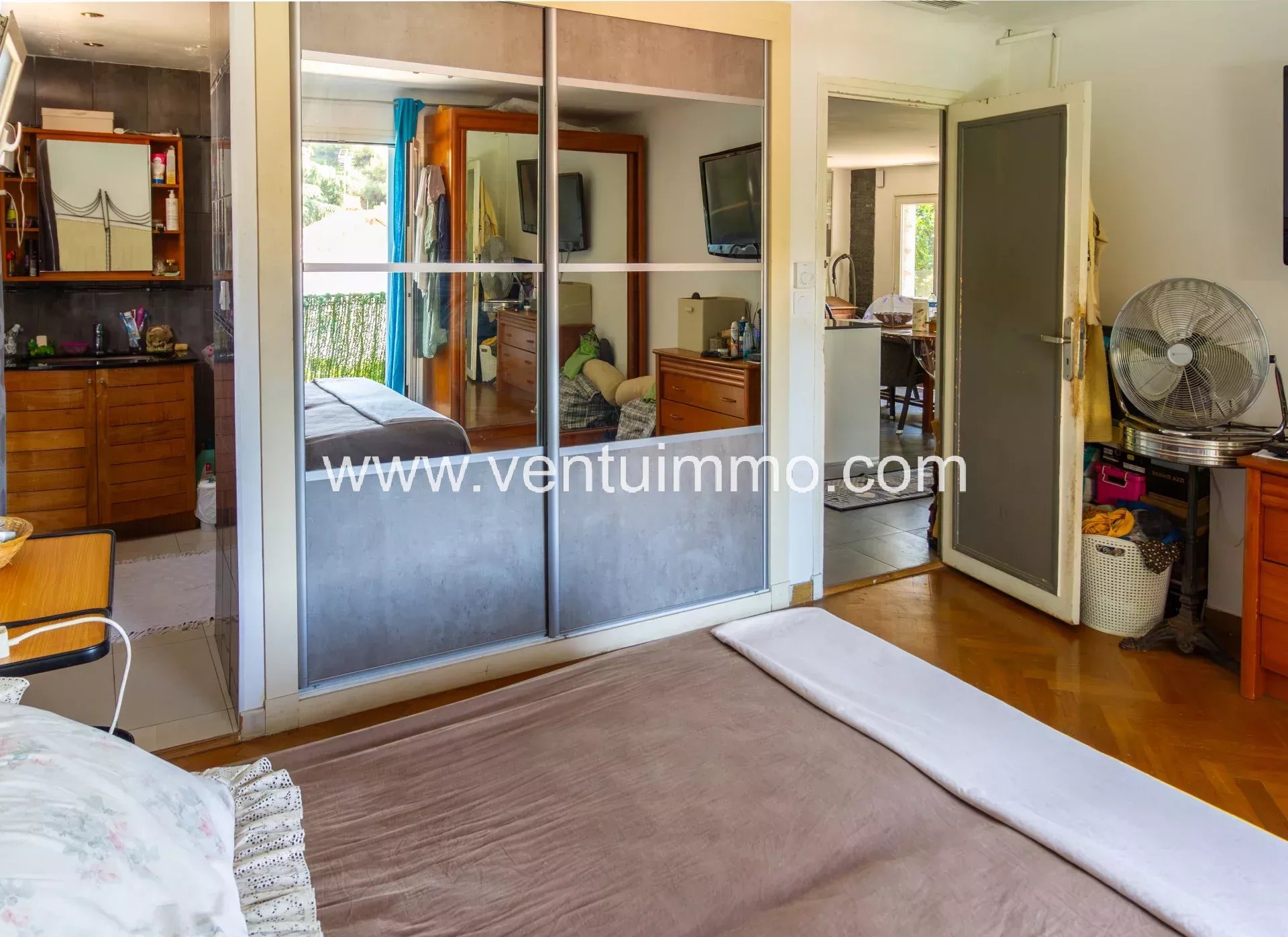 Chambre dans une propriété à Cagnes-sur-Mer Chambre d'une propriété avec lit et rangement à Cagnes-sur-Mer.