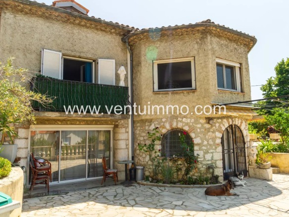 Propriété à Cagnes-sur-Mer avec trois espaces indépendants et un jardin.