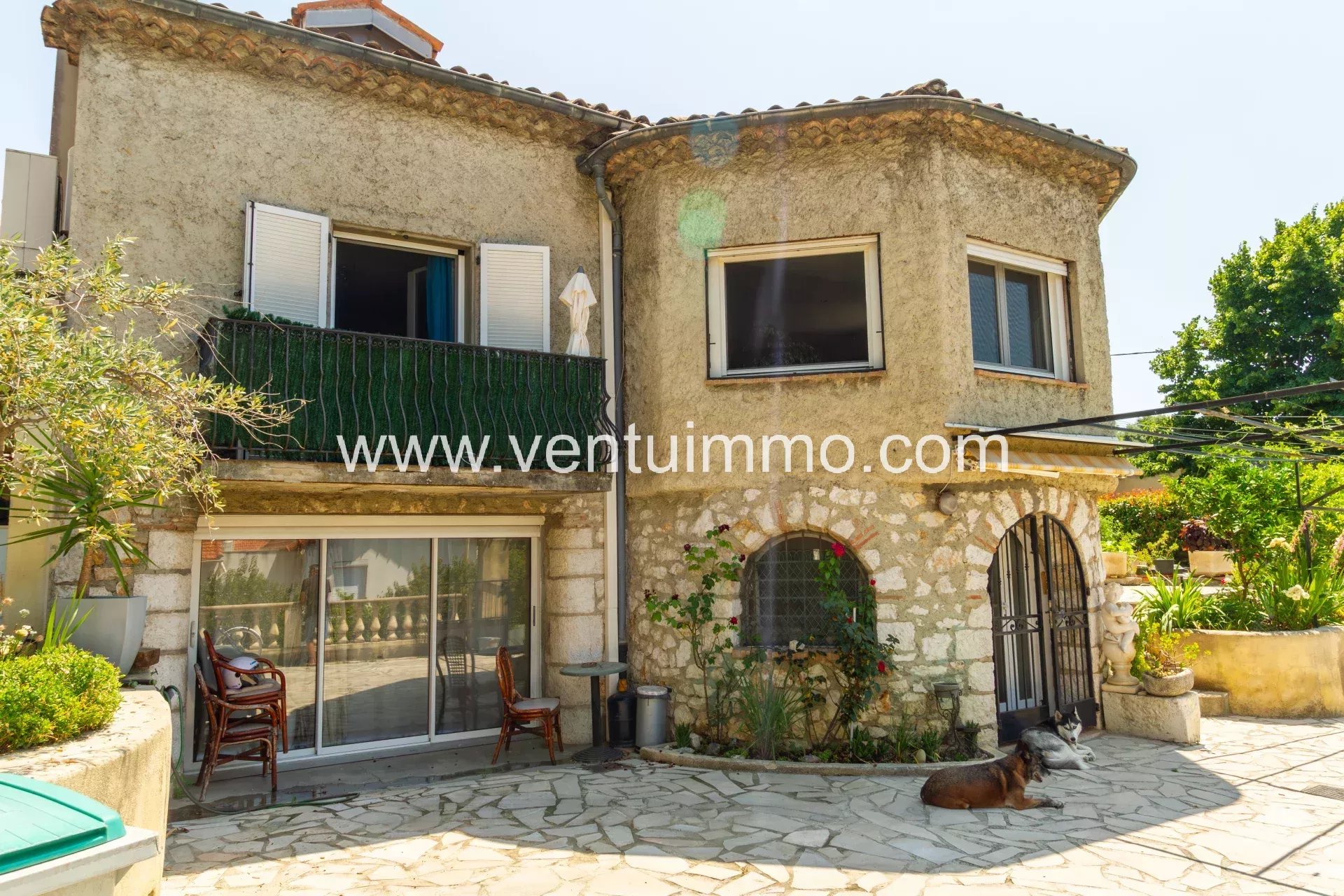 Propriété familiale à Cagnes-sur-Mer Propriété à Cagnes-sur-Mer avec trois espaces indépendants et un jardin.