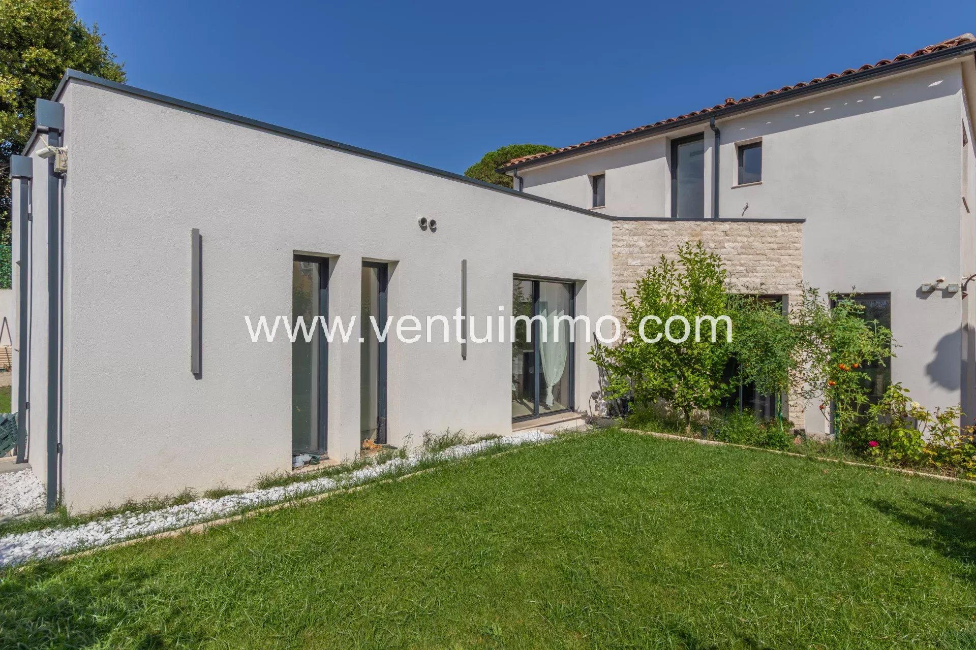 Villa contemporaine avec jardin fleuri à Cannes La Bocca.