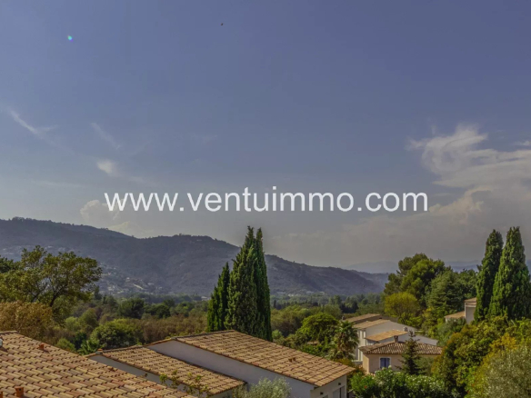 Vue panoramique sur des collines et des maisons à Cannes La Bocca.