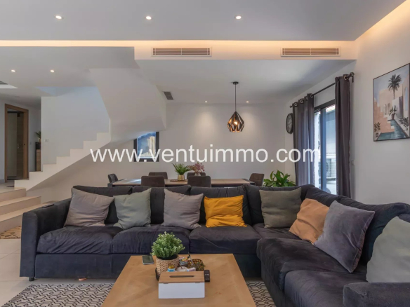 Intérieur moderne d'une villa à Cannes La Bocca avec un salon spacieux et lumineux.