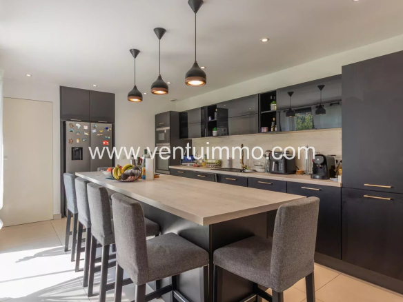 Intérieur moderne d'une villa à Cannes La Bocca avec cuisine équipée et bar.