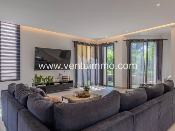 Intérieur d'une villa contemporaine avec un salon spacieux et lumineux à Cannes la Bocca.