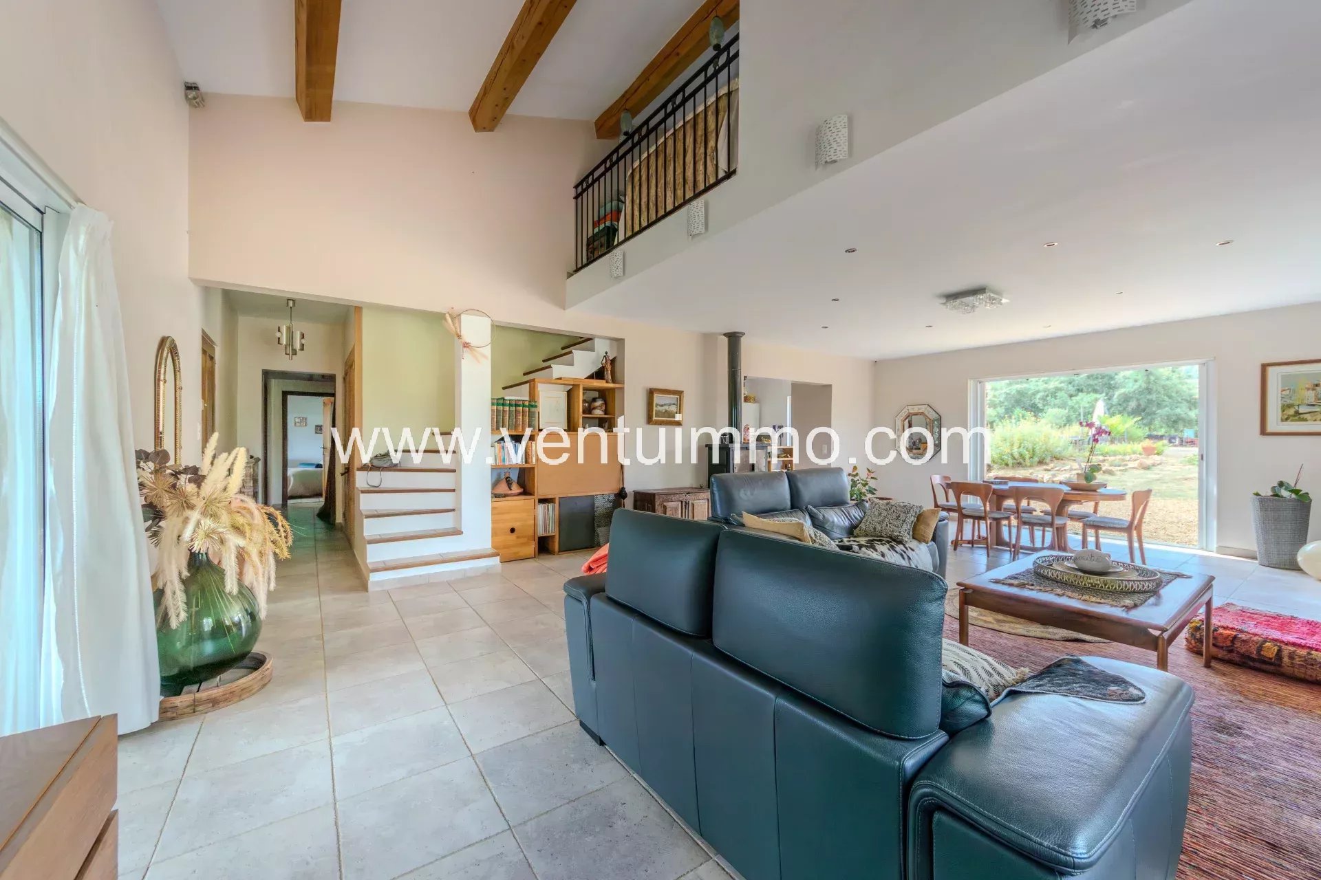 Intérieur d'une maison à La Garde-Freinet avec salon spacieux et accès au jardin.