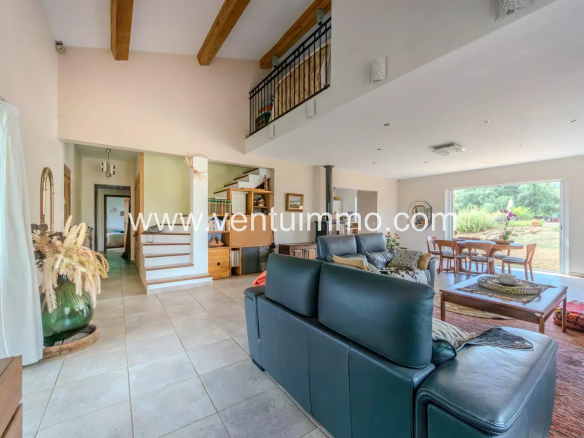 Interior of a house in La Garde-Freinet with a bright living room and open space onto the garden.