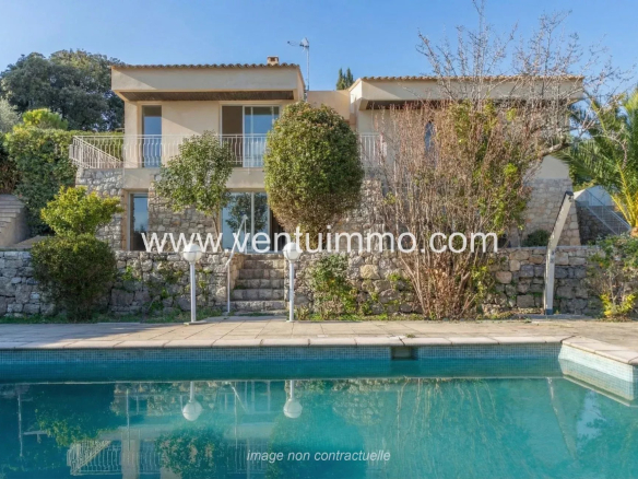 Maison mitoyenne de 111 m² avec piscine partagée à Mougins, vue depuis le jardin.
