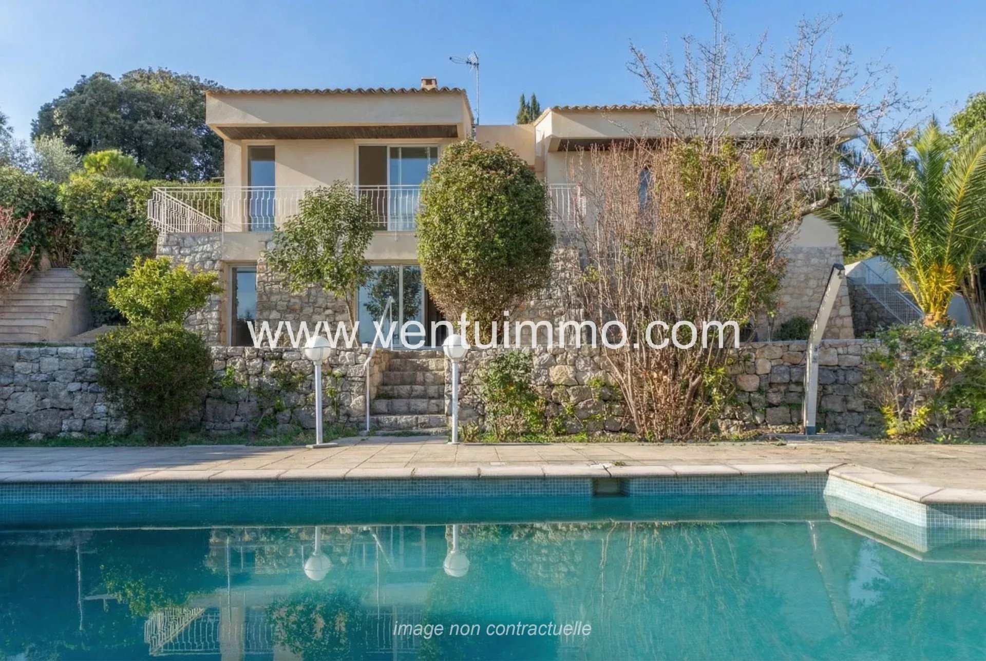 Maison mitoyenne avec piscine à Mougins Maison mitoyenne de 111 m² avec piscine partagée à Mougins, vue depuis le jardin.