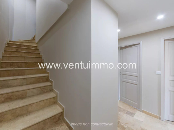 Escalier intérieur menant aux étages d'une maison mitoyenne à Mougins.
