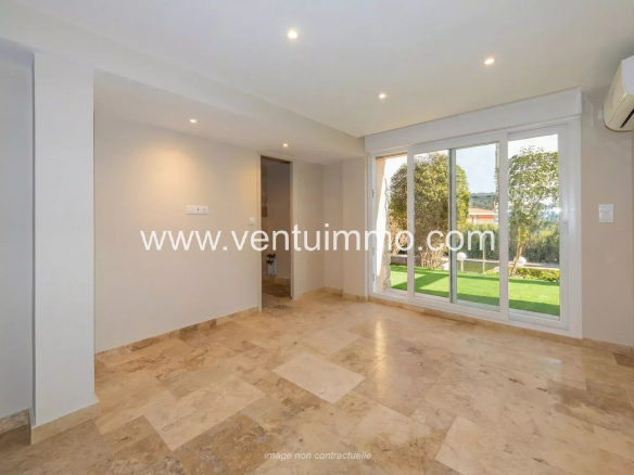 Intérieur d'une maison mitoyenne à Mougins avec sol en marbre et grandes fenêtres