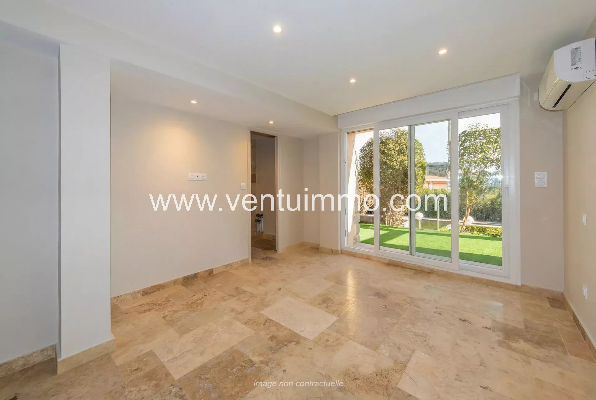 Intérieur d'une maison mitoyenne à Mougins avec sol en marbre et grandes fenêtres
