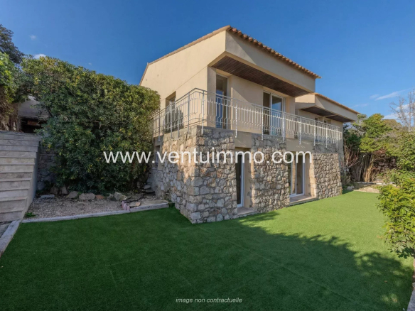 Maison mitoyenne de 110 m² avec jardin et piscine à Mougins, vue extérieure.
