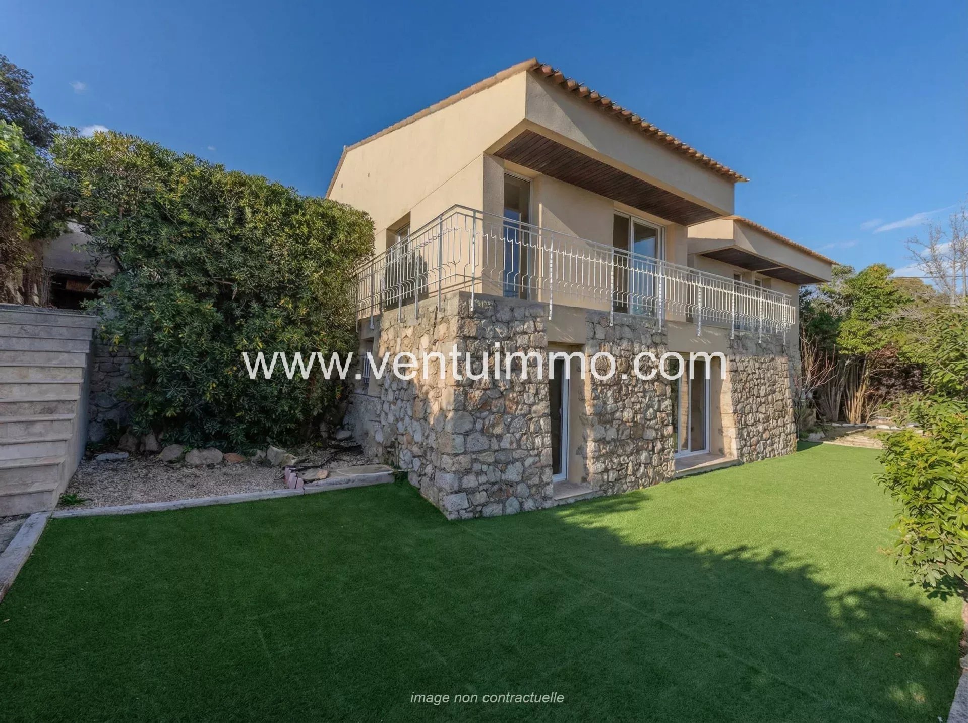 Maison mitoyenne de 110 m² avec jardin et piscine à Mougins, vue extérieure.