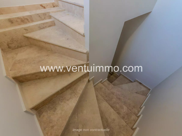 Escalier en marbre menant à l'étage d'une maison mitoyenne à Mougins.