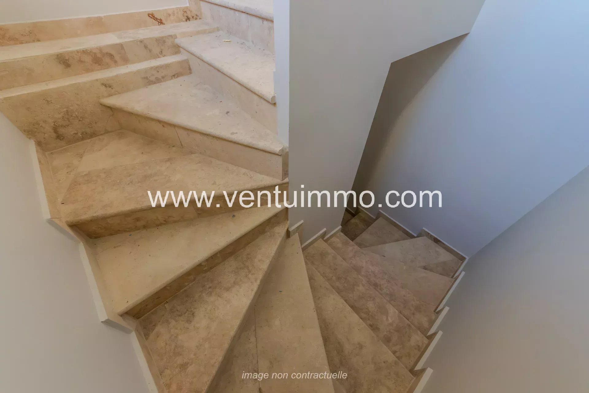 Escalier en marbre menant à l'étage d'une maison mitoyenne à Mougins.