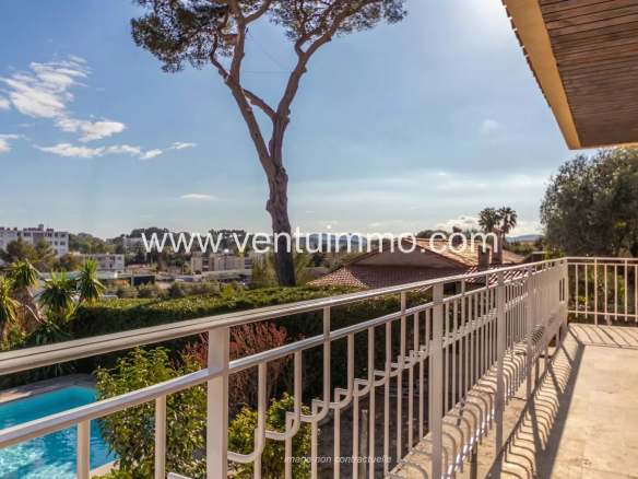 Balcon avec vue sur piscine et jardin dans une maison à Mougins