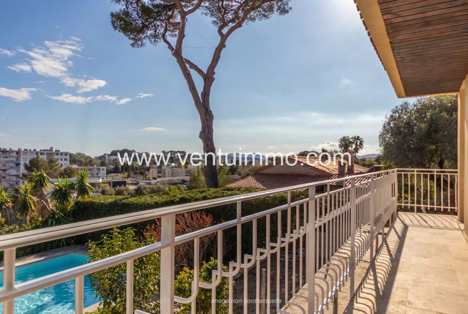 Balcon avec vue sur piscine et jardin dans une maison à Mougins