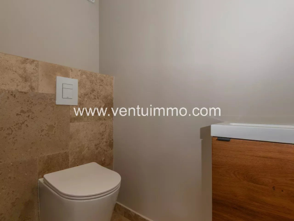 Salle de bain avec toilettes modernes en pierre et bois