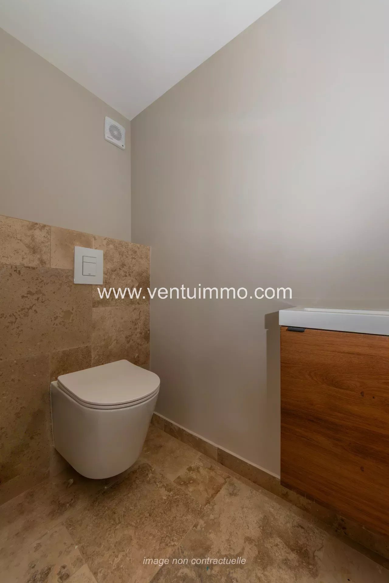 Salle de bain avec toilettes modernes en pierre et bois