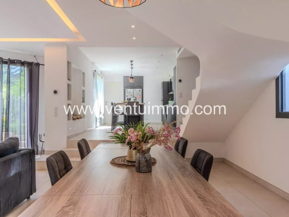 Intérieur d'une villa contemporaine à Cannes avec une salle à manger moderne.