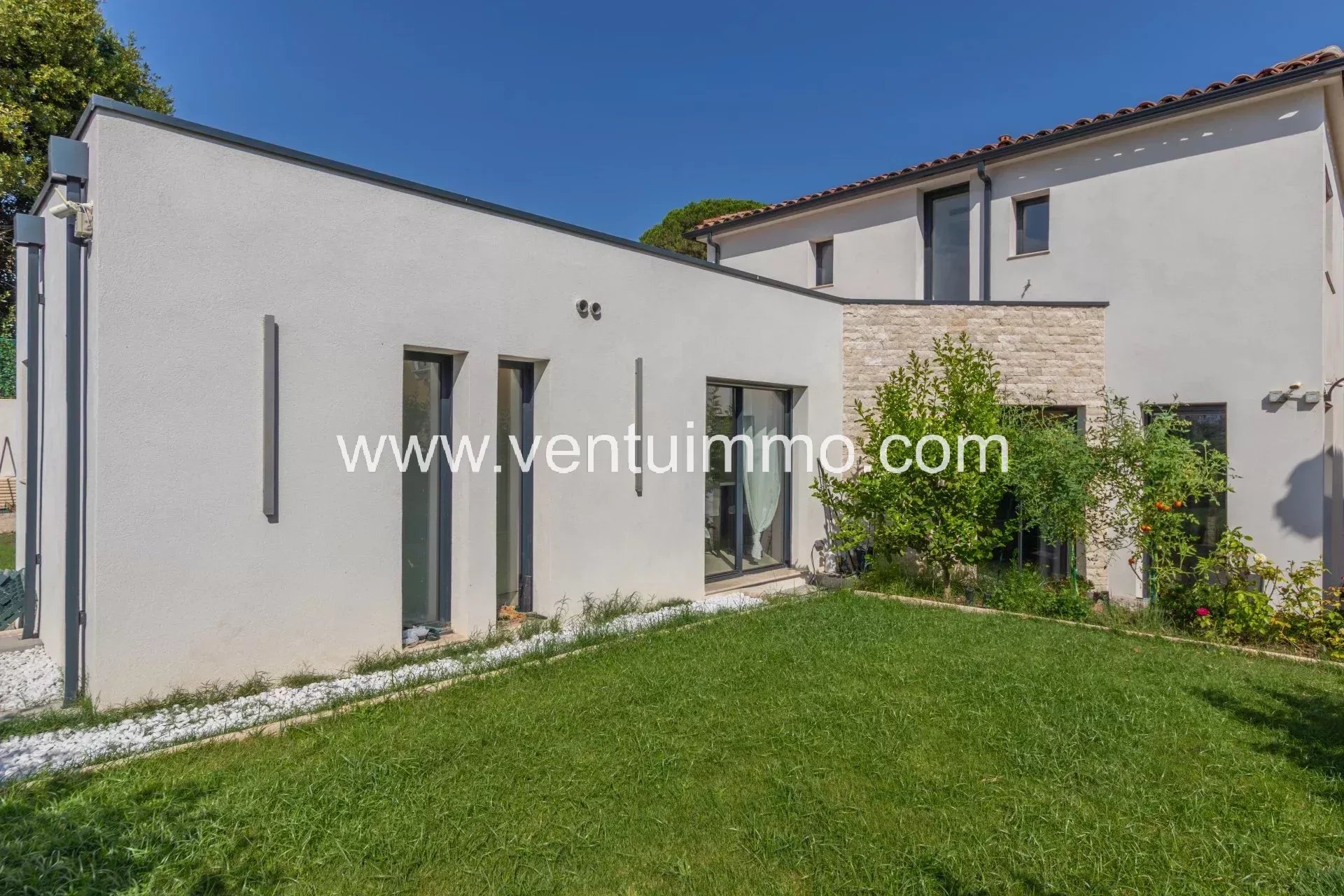 Villa contemporaine à Cannes Villa contemporaine avec jardin à Cannes, construite en 2023.
