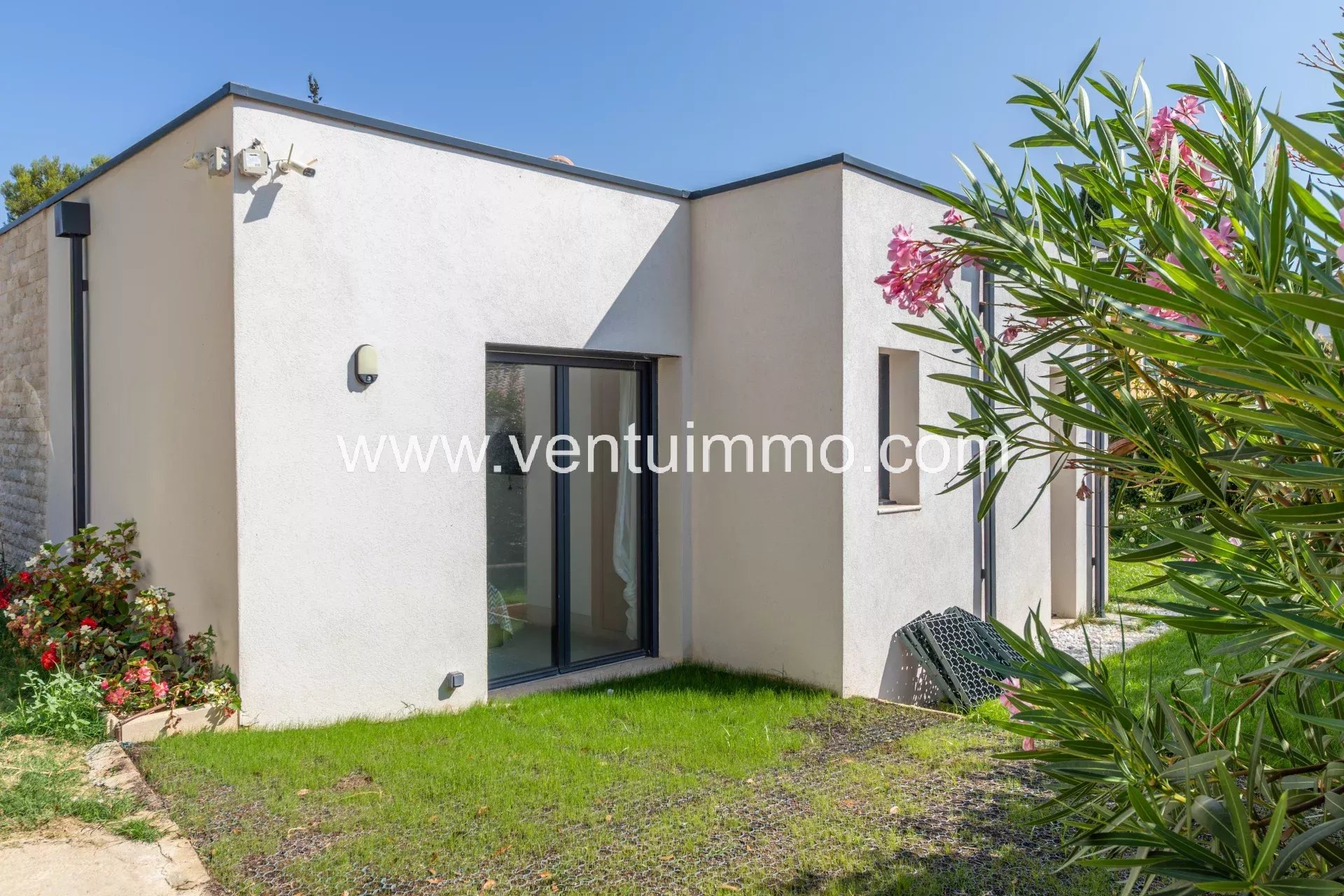 Villa contemporaine à Cannes Villa contemporaine à Cannes avec jardin et finitions haut de gamme.