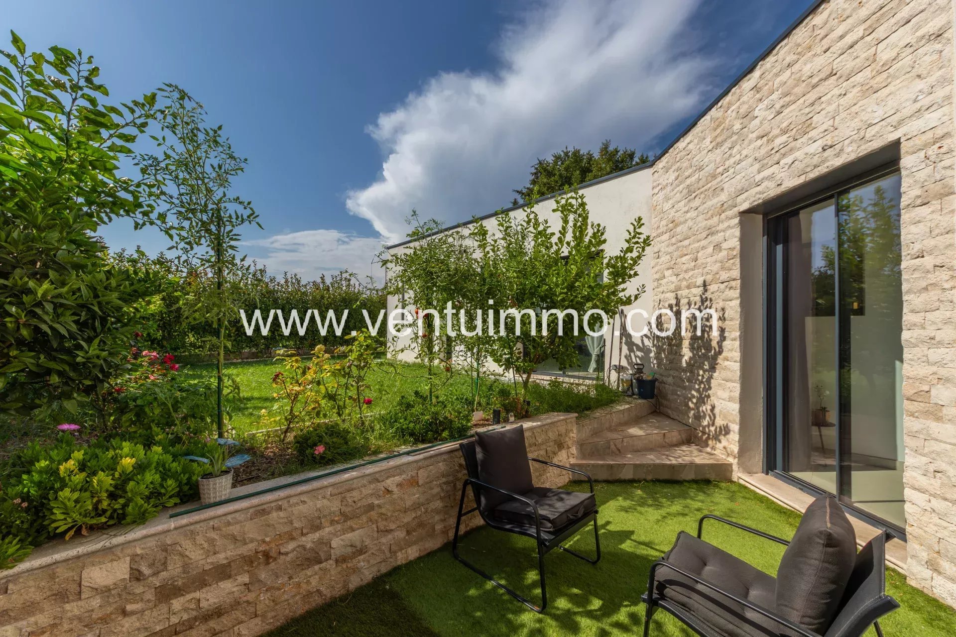 Villa neuve à Cannes-la-Bocca Villa contemporaine avec jardin fleuri à Cannes-la-Bocca.