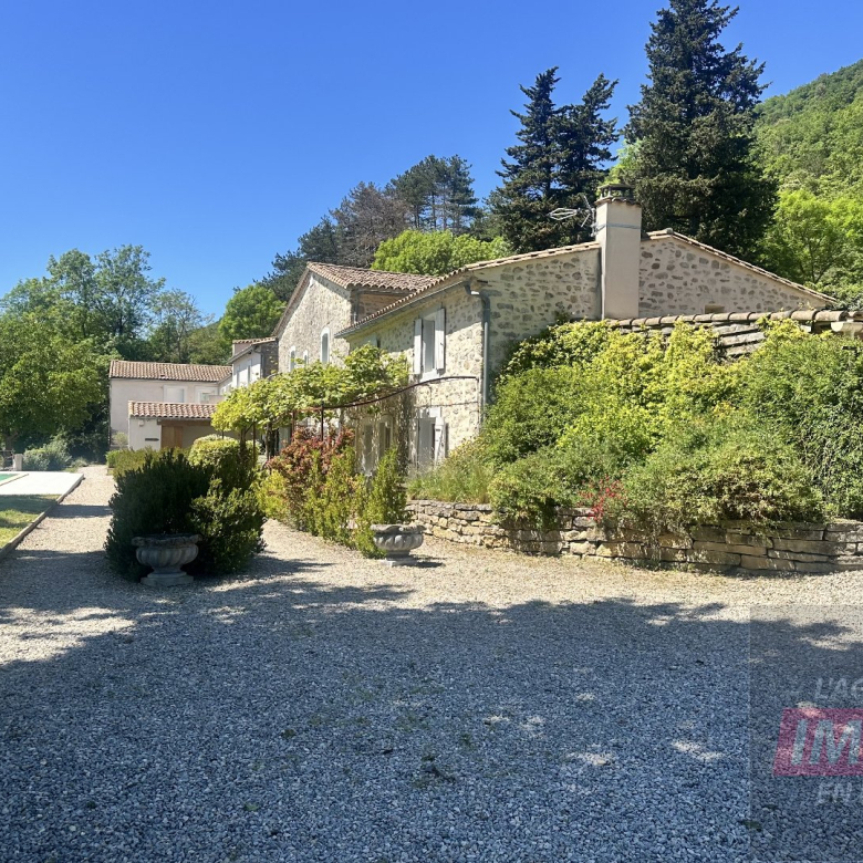 Between Luberon and Lure mountain – Renovated old farmhouse