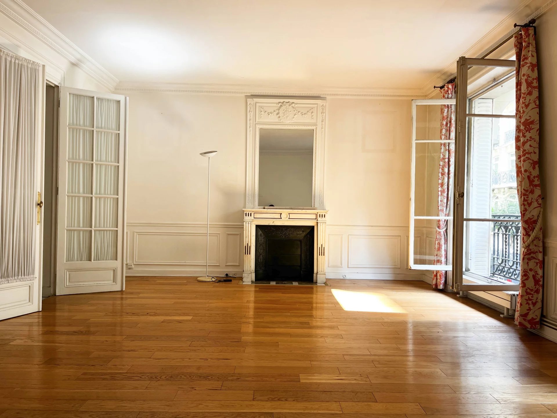 Appartement familial à rénover Intérieur d'un appartement haussmannien à Neuilly-sur-Seine avec parquet et cheminée