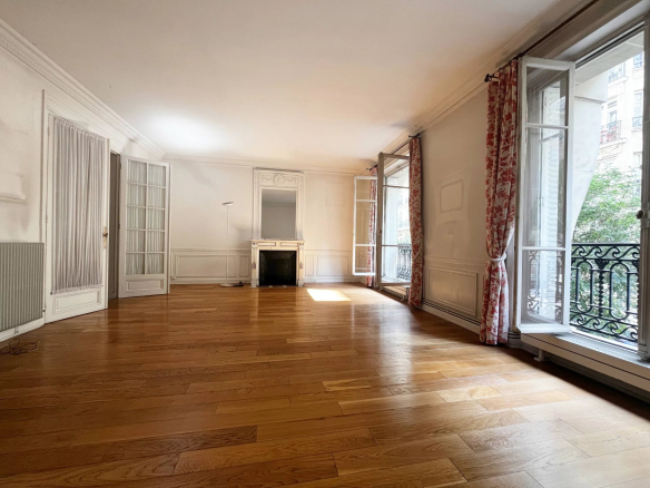 Intérieur d'un appartement familial à rénover avec parquet et moulures à Neuilly-sur-Seine.