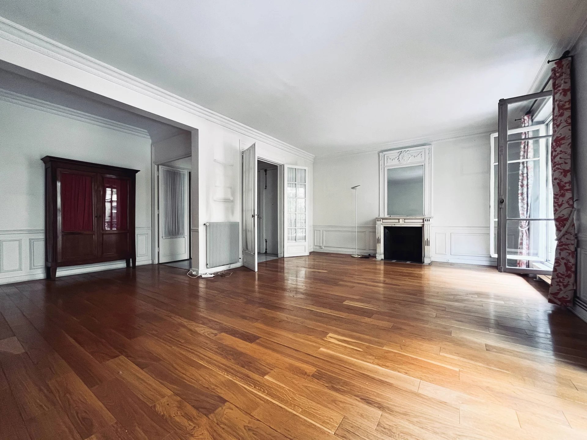 Appartement familial à rénover à Neuilly-sur-Seine Intérieur d'un appartement familial à rénover à Neuilly-sur-Seine, avec parquet et moulures.
